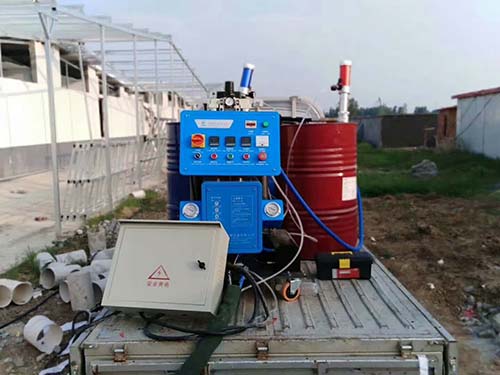豬舍保溫聚氨酯材料用什么噴涂機(jī)(圖2) 豬舍養(yǎng)殖場(chǎng)頂棚保溫聚氨酯噴涂施工