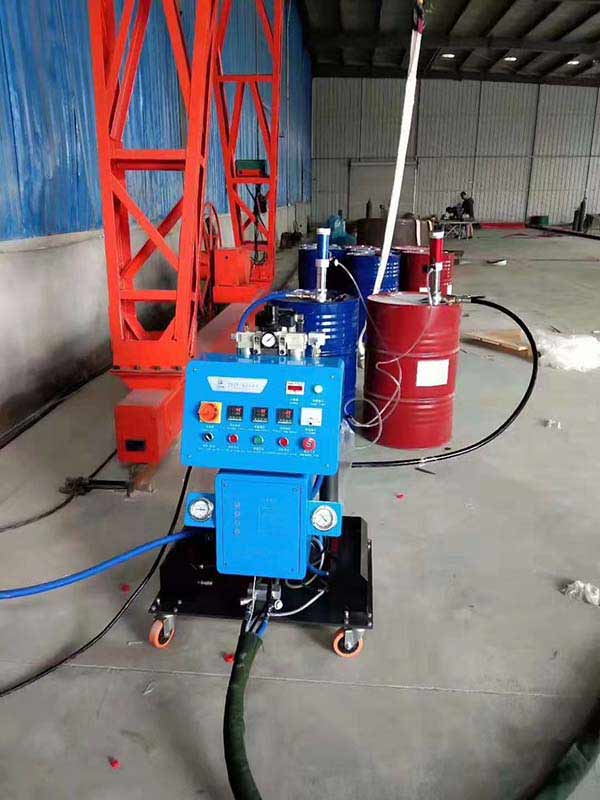 聚氨酯泡沫噴涂機(jī)(圖1) Q2600聚氨酯泡沫噴涂機(jī)罐體填充案例