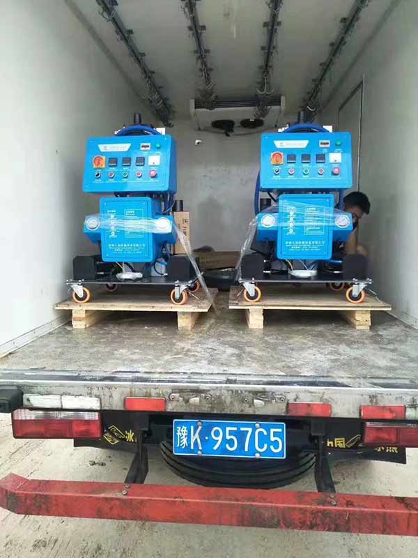 進(jìn)口聚氨酯發(fā)泡機(jī)(圖1) 進(jìn)口聚氨酯發(fā)泡機(jī)2600