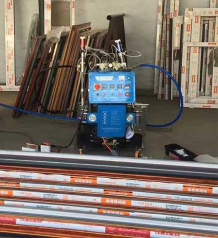 鋁型材發(fā)泡機(jī)(圖1) Q2600D氣動鋁型材發(fā)泡機(jī)