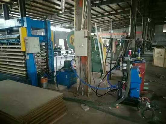 防盜門(mén)填充聚氨酯發(fā)泡(圖1) Q2600D發(fā)泡機(jī)用于防盜門(mén)填充聚氨酯發(fā)泡案例