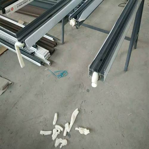 型材發泡 澆注機器(圖1) 型材發泡澆注案例