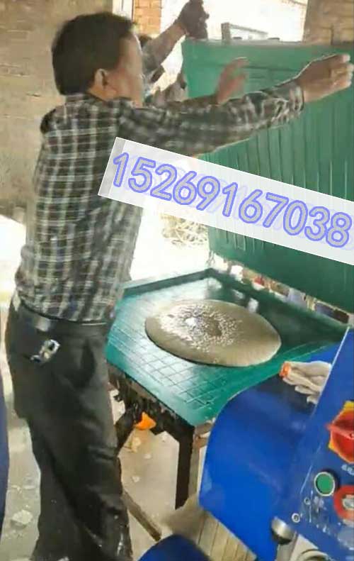 聚氨酯電熱炕板生產 聚氨酯澆注設備(圖1) 聚氨酯電熱炕板生產 聚氨酯澆注設備