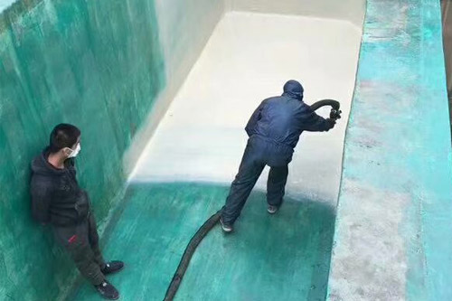 水池防水怎么做?水池做防水施工隊(duì)用噴涂機(jī)(圖3) 水池做防水施工