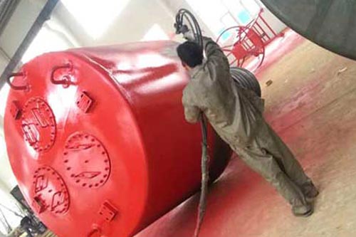 聚脲防水涂料設(shè)備 液壓驅(qū)動讓動力更加澎湃(圖2) 聚脲防水涂料罐體噴涂案例