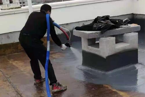 聚脲防水涂料設(shè)備 液壓驅(qū)動讓動力更加澎湃(圖4) 聚脲防水涂料污水池噴涂案例