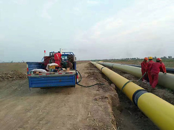 聚氨酯現(xiàn)場發(fā)泡(圖2) 聚氨酯現(xiàn)場發(fā)泡管道補口保溫