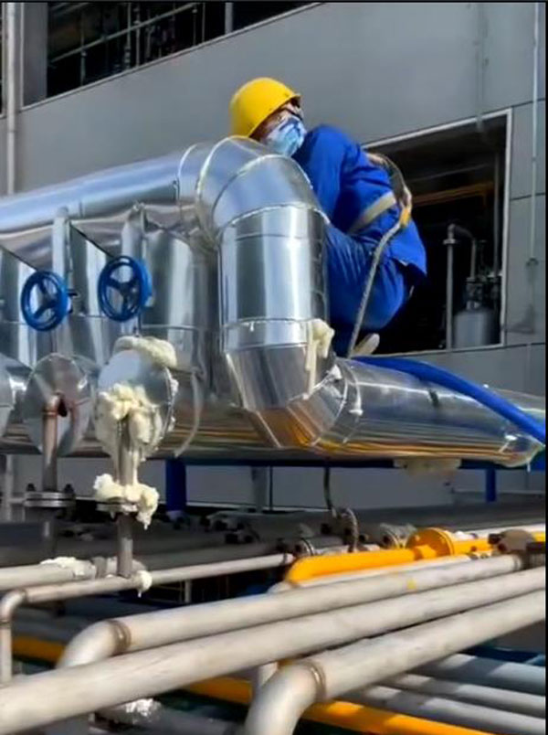 聚氨酯現(xiàn)場發(fā)泡(圖3) 聚氨酯現(xiàn)場發(fā)泡管道保溫澆注成型