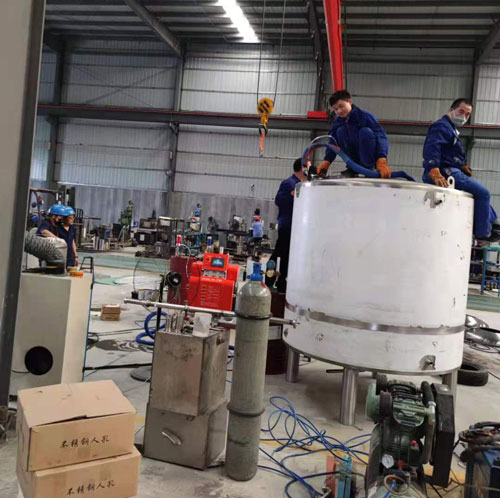 聚氨酯發(fā)泡材料罐體保溫噴涂(圖3) 聚氨酯發(fā)泡材料罐體保溫澆注