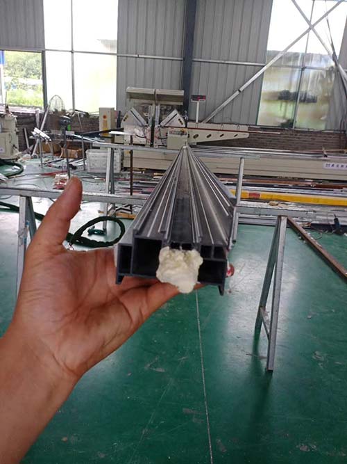 鋁型材填充發(fā)泡機(圖6) 鋁型材填充發(fā)泡機(圖6)