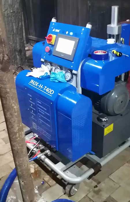 硬質(zhì)發(fā)泡聚氨酯管殼(圖1) HT40D聚氨酯發(fā)泡機(jī)