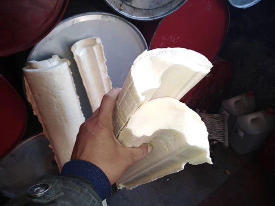 硬質(zhì)聚氨酯瓦殼(圖2) 硬質(zhì)聚氨酯瓦殼澆注