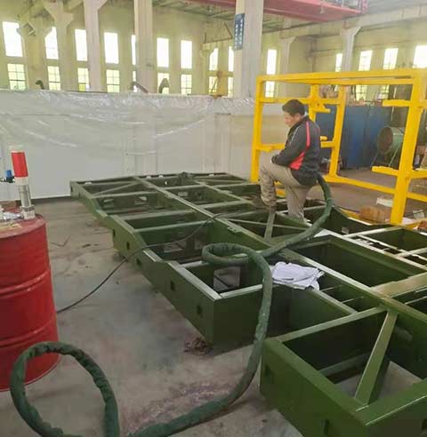 化工設(shè)備噴涂保溫(圖2) 設(shè)備框架保溫聚氨酯發(fā)泡施工